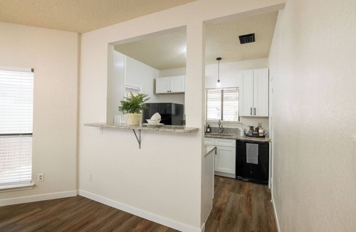Euless House | Private Stay - Near Airport, Shopping + Golf Club