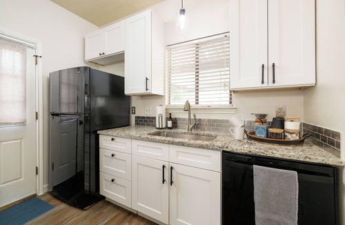 Euless House | Private Stay - Near Airport, Shopping + Golf Club