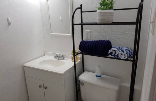 Brookhollow Apartment | Private studio apartment with full kitchen & bath