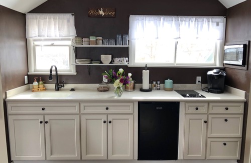 Laramie House | Private Studio with A/C , Soaking Tub · Walk to UW & Downtown