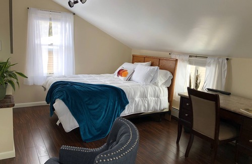 Laramie House | Private Studio with A/C , Soaking Tub · Walk to UW & Downtown