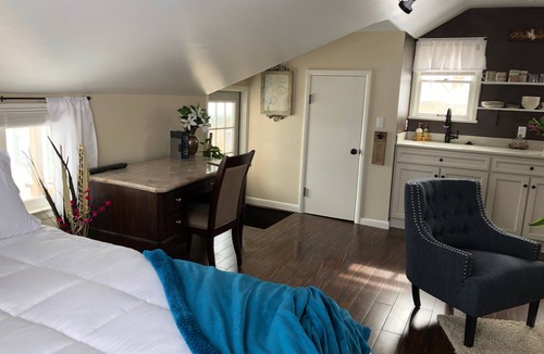 Laramie House | Private Studio with A/C , Soaking Tub · Walk to UW & Downtown