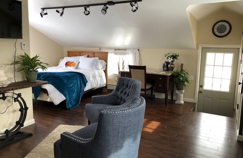 Laramie House | Private Studio with A/C , Soaking Tub · Walk to UW & Downtown