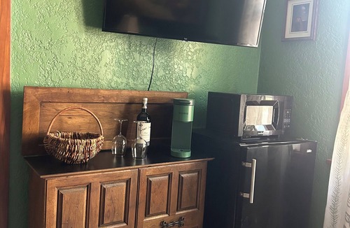 Silver Hill Apartment | Private Suite in Historic Home - walk to UNM Football+Basketball, Hospitals
