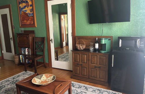 Silver Hill Apartment | Private Suite in Historic Home - walk to UNM Football+Basketball, Hospitals