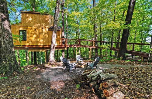 Cadiz Cabin | Private Treehouse getaway on Lake Barkley. Luxury in the trees!