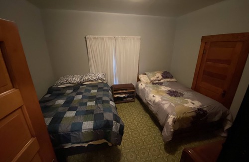 Knox County House | Private updated hunting lodge/farmhouse
