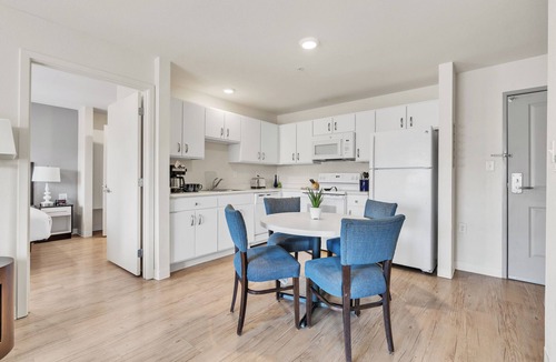 Far North Central Apartment | Properties by Preston I Comfy 2Bed 2Bath