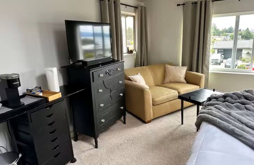 Federal Way Apartment | Puget Sound View, Beautiful Neighborhood, Beach Boardwalk Nearby, close to Seatc