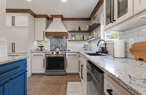Waveland House | Pup friendly, spacious 4BR home, gourmet kitchen, golf cart avail in Waveland.