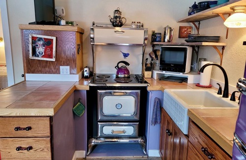 Winthrop Apartment | Purple Sage 'Boardwalk' Apt-Charming and Located in Downtown Winthrop, WA!