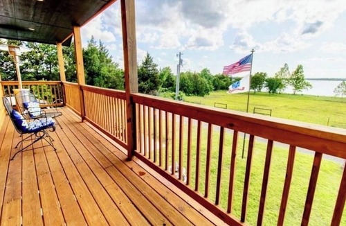 Mcloud House | Quaint 1 bed RV, on the lake. Sleeps 6-7