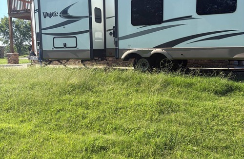 Mcloud House | Quaint 1 bed RV, on the lake. Sleeps 6-7