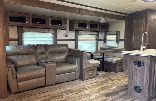 Mcloud House | Quaint 1 bed RV, on the lake. Sleeps 6-7