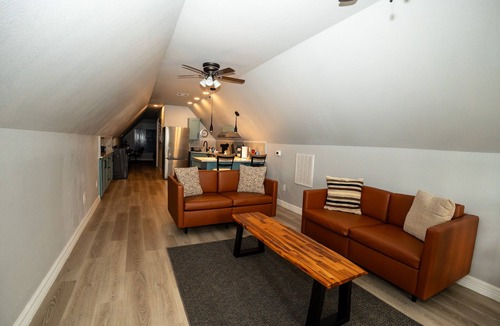 Iowa Colony Apartment | Quaint 1-bedroom studio with AC in charming Arcola in quiet neighborhood.