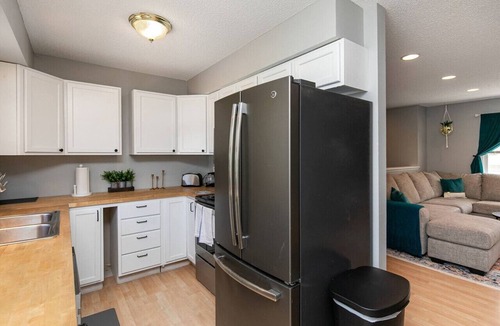 Altoona House | Quaint 4bd Home - 3 min to Adventureland & Casino!