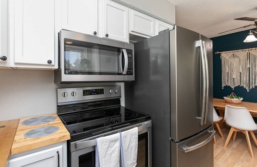 Altoona House | Quaint 4bd Home - 3 min to Adventureland & Casino!