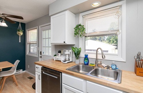 Altoona House | Quaint 4bd Home - 3 min to Adventureland & Casino!