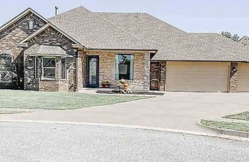 Westbury South House | Quaint and Spacious Home with great highway access
