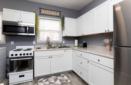 Des Moines House | Quaint & Comfy 3 Bedroom - 3min to Downtown!
