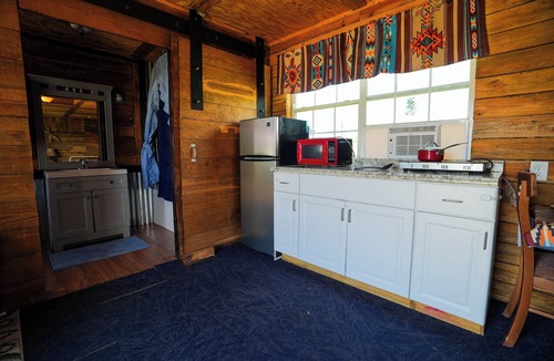 Plantersville Cabin | Quaint Rustic Comfort Cabin, Fire Pit, Lakeside & Country Views, Near Ren Fest