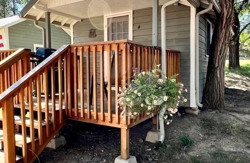 Hot Springs Cabin | Quaint Studio Cabin Ideal for Couples in South Dakota