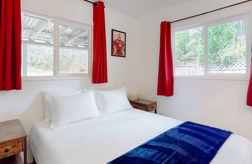 Shelton House | Quaint wilderness cabin with firepit, deck, grill, & washer/dryer - dog-friendly
