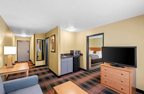 Greater South Side Hotel | Quality Inn & Suites Des Moines Airport