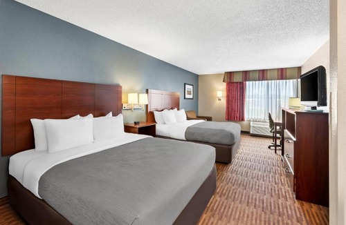 Lawrence Hotel | Quality Inn & Suites Lawrence - University Area