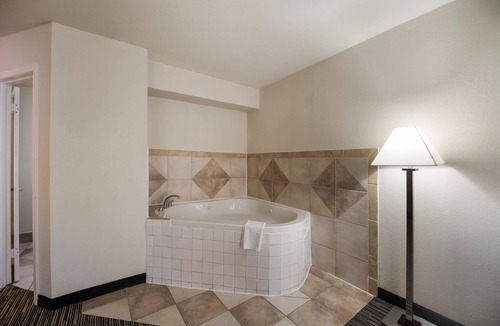 Lufkin Hotel | Quality Inn & Suites Lufkin