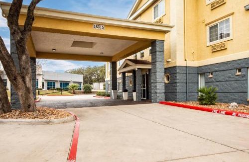 Hollywood Park Hotel | Quality Inn & Suites San Antonio Airport - Stone Oak