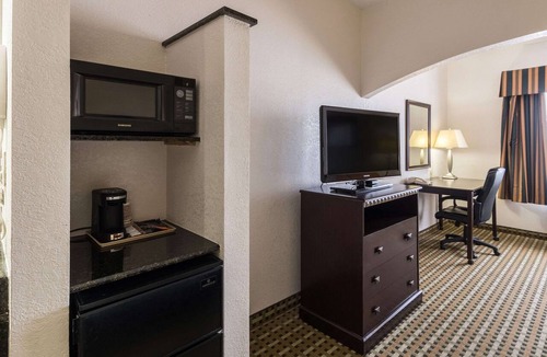 Burleson Hotel | Quality Suites Burleson - Ft. Worth