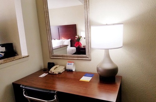 Las Colinas Hotel | Quality Suites Irving-Las Colinas