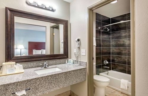 Waldron Hotel | Quality Suites Kansas City International Airport