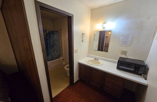 Eagle Grove Apartment | Queen Bed Non-Smoking