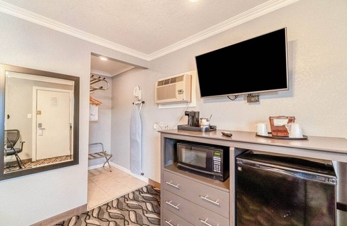 Ira Apartment | Queen Bed|Non-Smoking