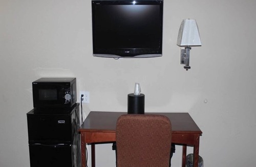 South Central Omaha Apartment | Queen Bed Non-Smoking