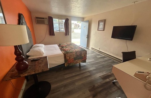 Walla Walla Hotel | Queen Bed Room in Walla Walla Wine Country | Pet Friendly Stay | Free Parking!