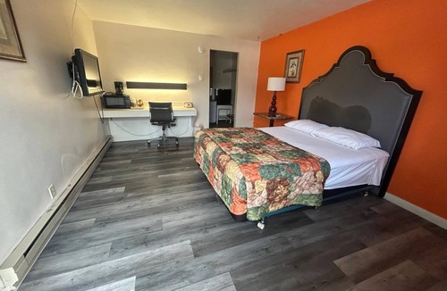 Walla Walla Hotel | Queen Bed Room in Walla Walla Wine Country | Pet Friendly Stay | Free Parking!