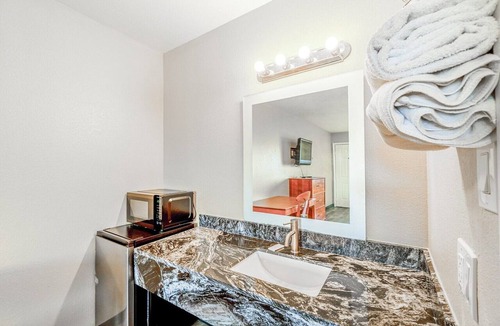 Rockdale Apartment | Queen Bed|Smoking|Rockdale TX