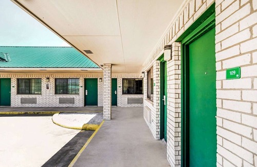 Sweet Home Apartment | Queen Bed Smoking | Yoakum West