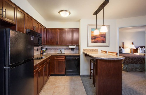 Biggs Field Condo | Queen Suite | Free Daily Breakfast, Outdoor Pool Access + 24h Business Center