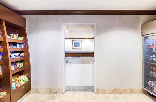 Biggs Field Condo | Queen Suite | Free Daily Breakfast, Outdoor Pool Access + 24h Business Center