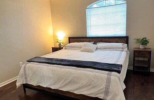 Kingwood House | Quiet 1-bedroom house in peaceful Houston. Shared home!
