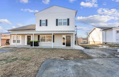Riverside Apartment | Quiet 2BR Near Downtown KC | Free Parking