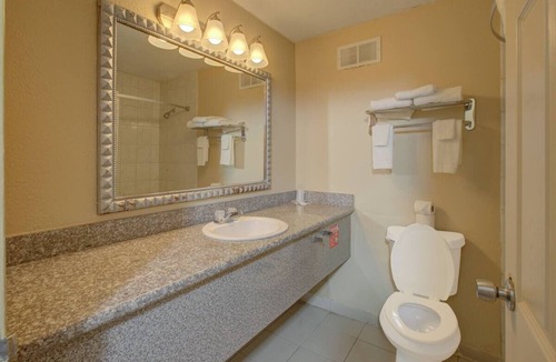 Duncanville Hotel | Quiet & Affordable Room w/Free Parking Near Dallas Zoo – Just 8 Miles away