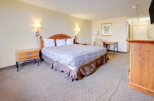 Duncanville Hotel | Quiet & Affordable Room w/Free Parking Near Dallas Zoo – Just 8 Miles away