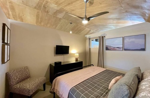Canoncito House | Quiet Dog-Friendly Loft Living with Amazing Views
