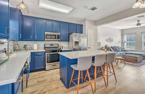 Greater East End House | Quiet East River Retreat 2BR + Office Yard Near Downtown