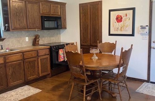 Ada House | Quiet Edge-of-Town Gem: Huge Lot, Peaceful Vibes, 5 Min to Attractions & Airport